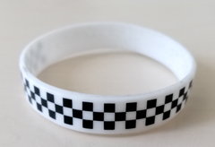 Abbildung Schachbrett-Armband schwarz-weiß